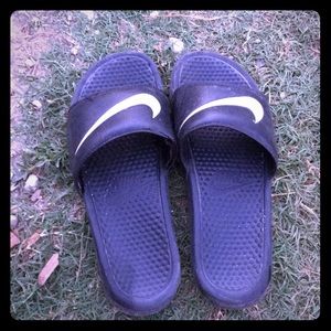 I am sell Nike slides